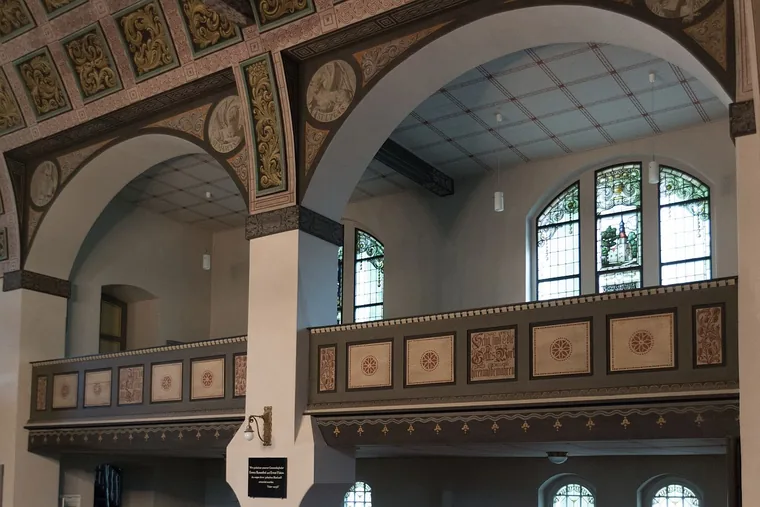 Empore im Kirchenraum