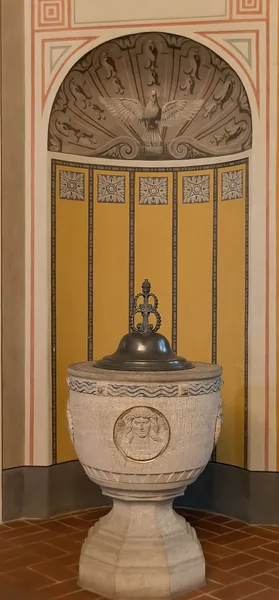 Taufnische und Taufbecken