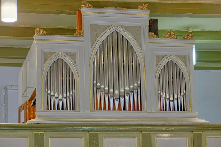 Die Orgel auf der Orgelempore