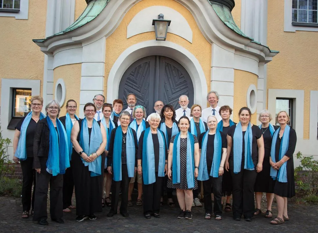 Kirchenchor vor der Kirche Hohen Neuendorf