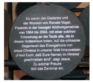 Inschrifttafel zum Gedenken an Pastorin Renate Vogel
